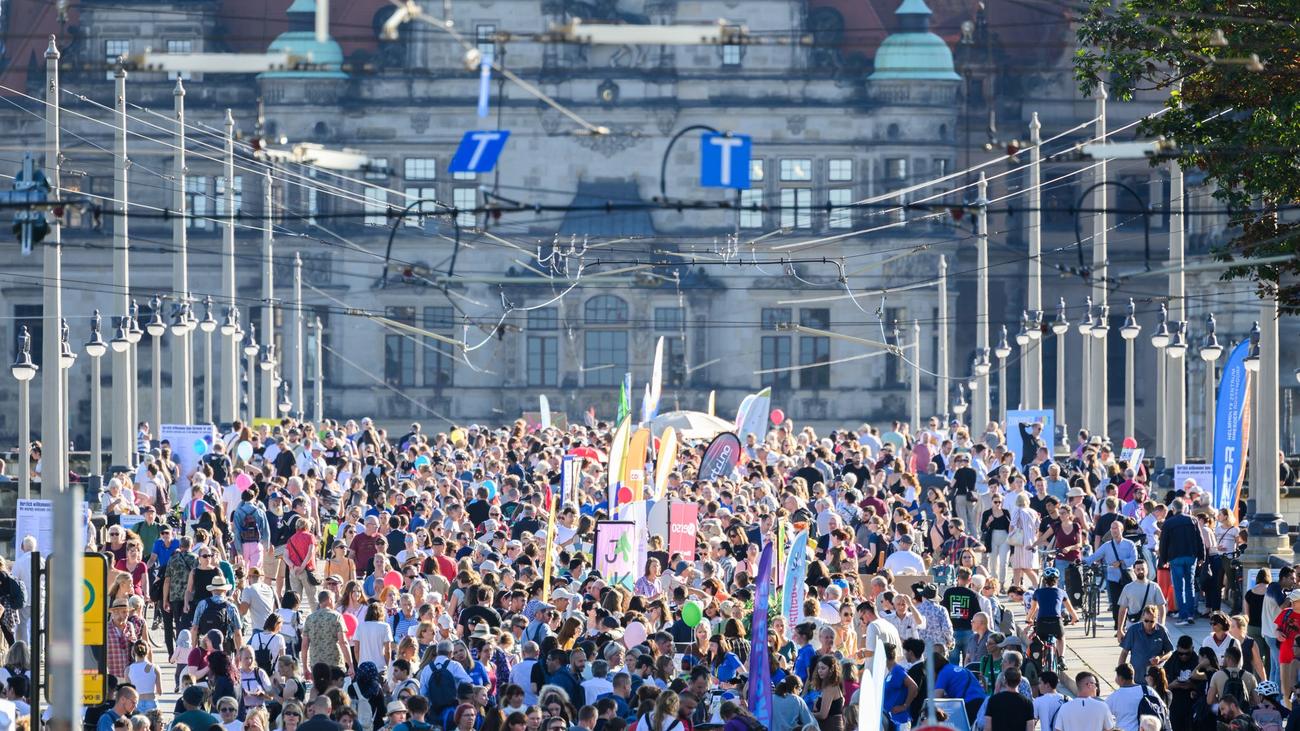 Commitment: Signs from Dresden – Hundreds at the banquet of diversity