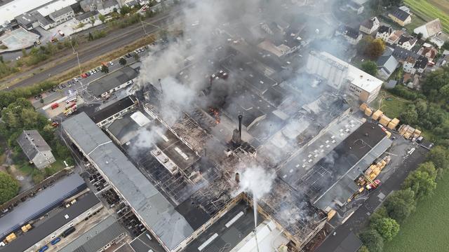 Feuerwehr im Einsatz: Mindestens 100 Mitarbeiter wegen Brandes aus Firma evakuiert