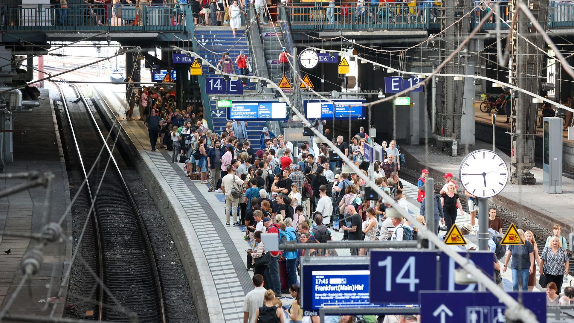 Störung im Zugverkehr: Nach E-Bus-Brand fahren wieder Züge von Hamburg nach Kiel