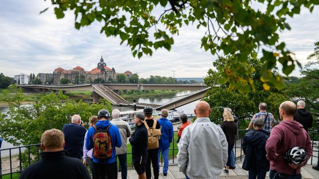 Notfälle: Schaulustige und Einsatzkräfte in Dresden vor Ort