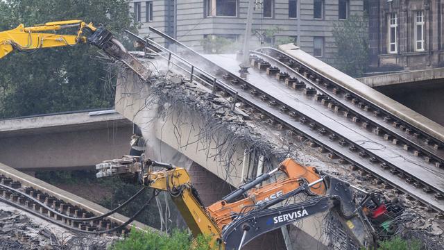 Nach Brückeneinsturz: Bundeswehr mit zwei Bergefahrzeugen in Dresden im Einsatz