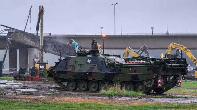 Brückeneinsturz in Dresden: Carolabrücke: Bergepanzer der Bundeswehr eingetroffen