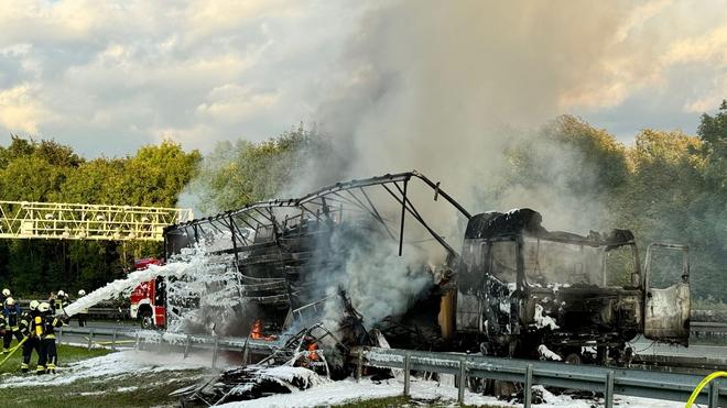 Verkehr: Komplett ausgebrannt: Der LKW auf der A43.