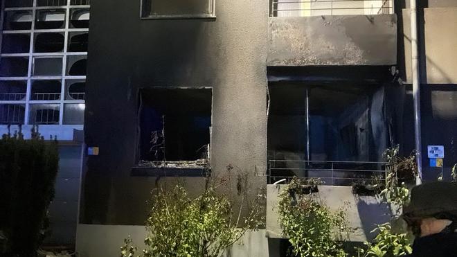 Wohnungsbrand: In der Wohnung im Erdgeschoss soll eine Sauerstoffflasche explodiert sein.