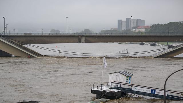 Dresden: Hochwasser: Bisher keine Veränderung an Carolabrücke-Teilen