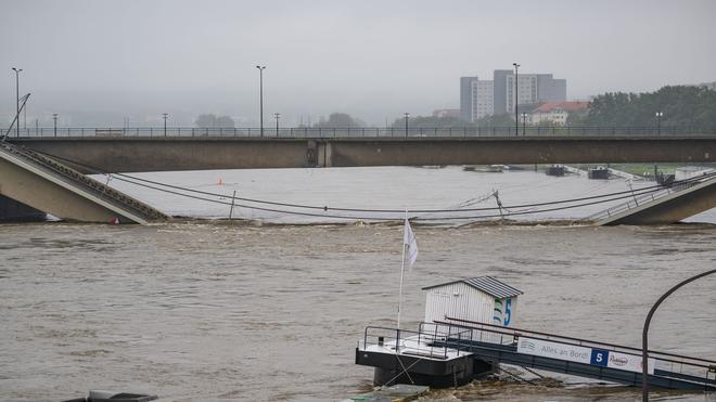 Dresden: Die Hochwasser führende Elbe fließt an der teilweise eingestürzten Carolabrücke vorbei.