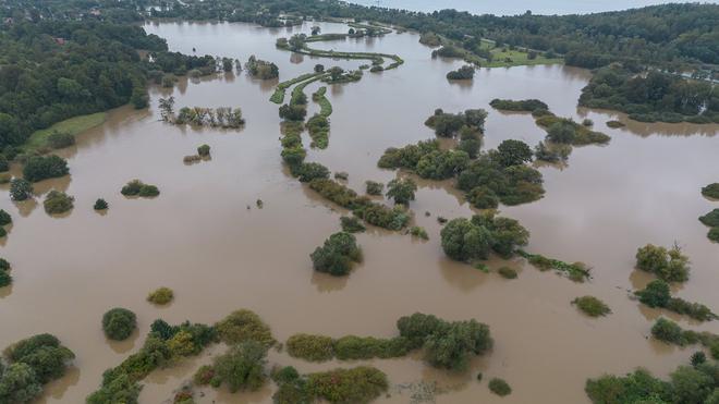 Hochwasser: Die Hochwasserlage bleibt angespannt. In Sachsen südlich von Görlitz trat die Lausitzer Neiße über die Ufer.