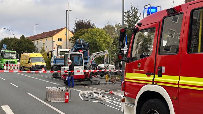 Feuerwehr: Aus Sicherheitsgründen sperrte die Feuerwehr den Bereich um die Baugrube ab – aus der Leitung strömte Gas