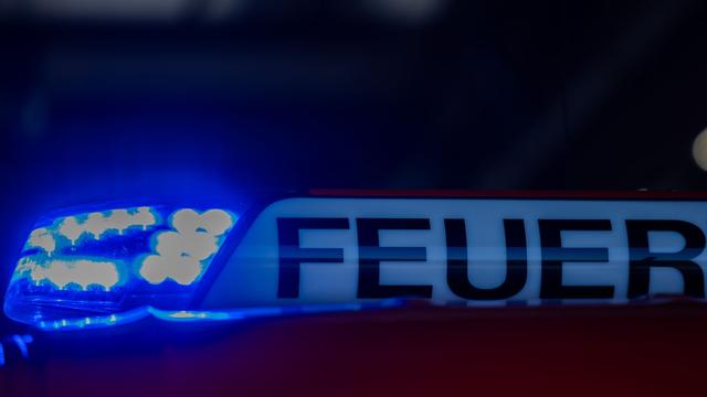 Feuerwehr: Lagerhalle mit Strohballen brennt - 150.000 Euro Schaden