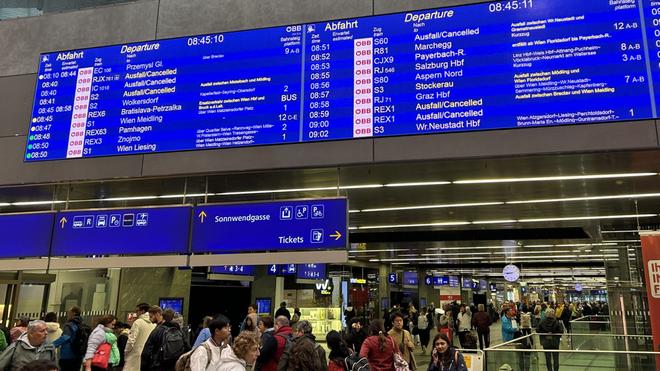 Folgen des Unwetters: Die Überschwemmungen führten zu massiven Störungen im Bahnverkehr.