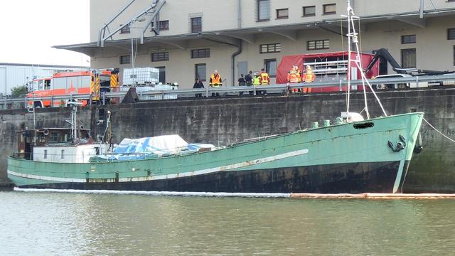 Schifffahrt: Binnenschiff schlägt leck - Feuerwehr verhindert Sinken