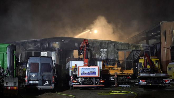 Ursache unklar: Die Feuerwehr rückte mit über 100 Einsatzkräften aus. (Symbolbild)