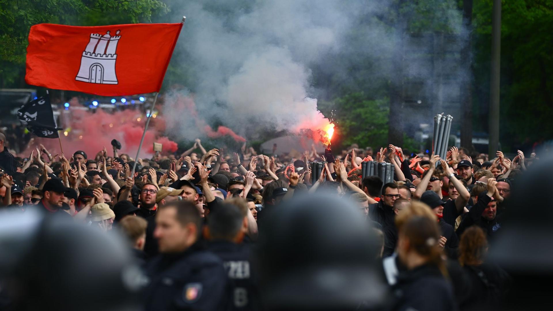 Einsätze bei Fußballspielen: Hamburg will Polizeikosten-Fonds für Bundesligaspiele prüfen