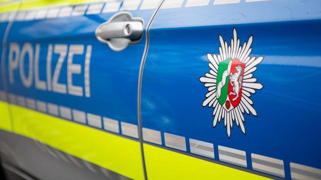 Verkehr: Motorhaube klappt auf - Autofahrer fährt in Gegenverkehr