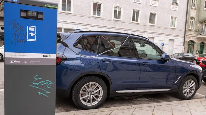 Elektroautos: Ministerpräsident Markus Söder (CSU) will Besitzern von Elektroautos kostenloses Parken ermöglichen (Archivfoto).