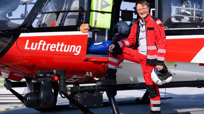 Besuch bei der Luftrettung: Bundesgesundheitsminister Karl Lauterbach begleitete die Besatzung des Rettungshubschraubers Christoph Berlin.