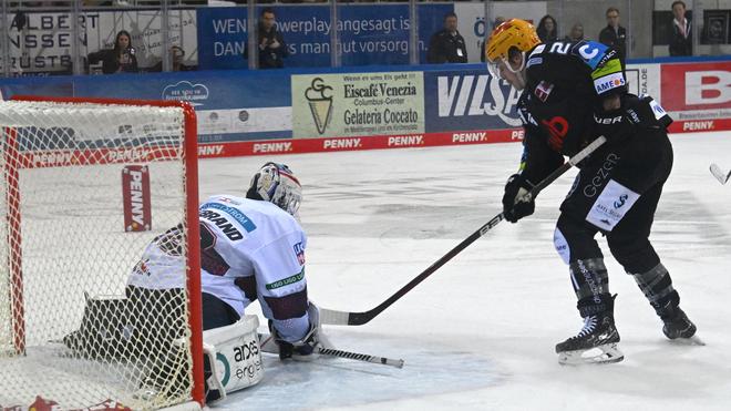 Eishockey: Stürmer Christian Wejse (r) erzielte das erste Saisontor für Bremerhaven.