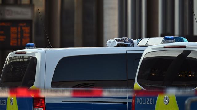 Verdächtiger Gegenstand: Tüte mit Kleidung auf Polizeiwagen löst großen Einsatz aus