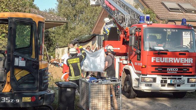 Rettungsaktion: Ein Mann ist in einer Baugrube in Schermbeck bis zu den Schultern verschüttet.