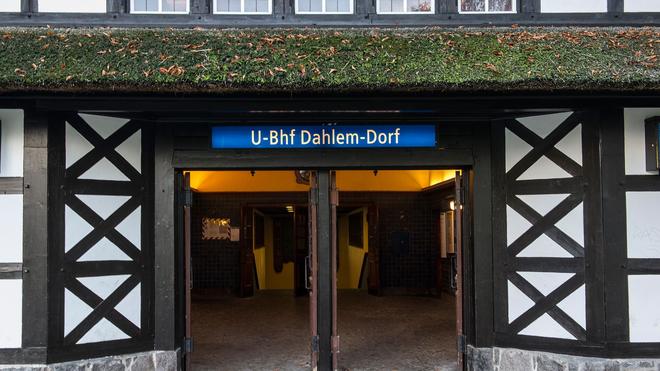 Dahlem-Dorf: Bei einem Unfall am U-Bahnhof Dahlem-Dorf ist eine Person verletzt worden.