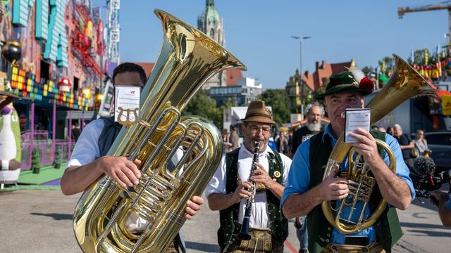 Oktoberfest: Wiesn: Messerverbot an Bahnhöfen, Fans unterwegs gen München