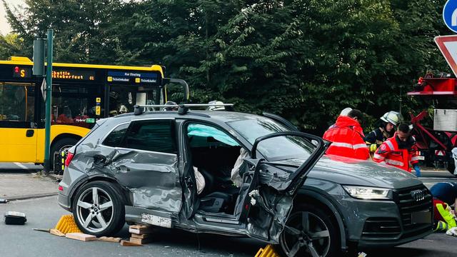 Verkehr: Bus kollidiert in Essen mit Auto - vier Menschen in Klinik