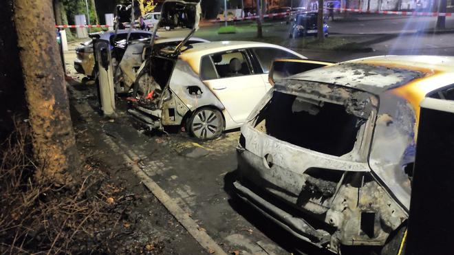 Feuerwehreinsatz: Auf dem Parkplatz vor dem Stühlinger Rathaus brannten in der Nacht drei Autos.