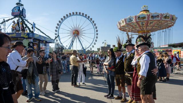 Oktoberfest: Festgelände öffnet - Wiesngäste stürmen die Zelte