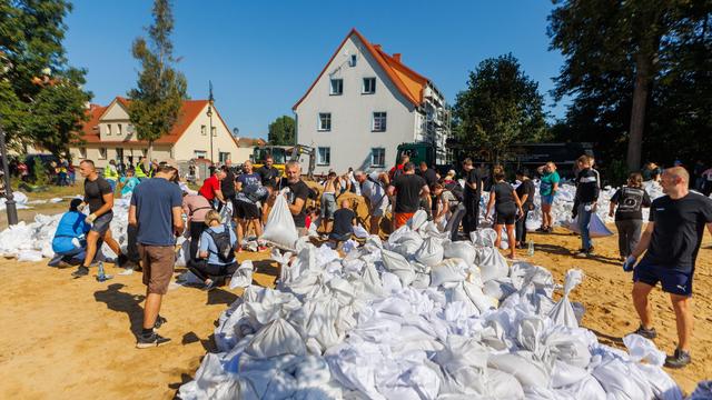 Unwetter: Hochwasserwelle bewegt sich in Polen flussabwärts