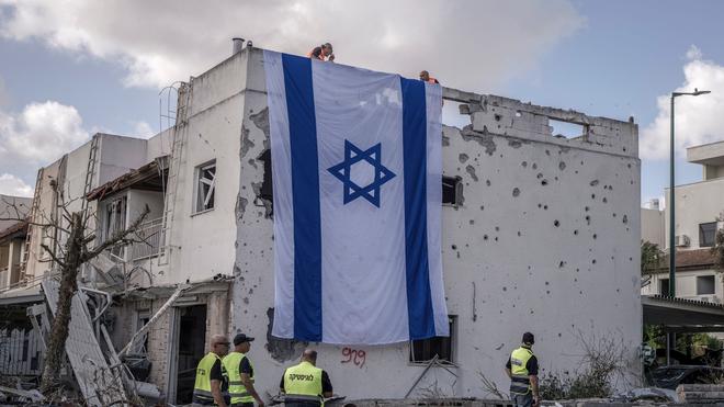 Libanon: Die israelische Armee greift eigenen Angaben zufolge Hunderte Stellungen der Hisbollah im Libanon an.