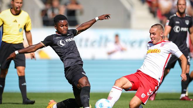 2. Bundesliga: Regensburgs Kapitän Andreas Geipl (r) kämpft gegen Münsters Daniel Kyerewaa um den Ball.