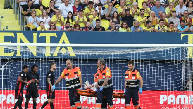 Primera División: Marc-André ter Stegen muss auf einer Trage vom Platz getragen werden.