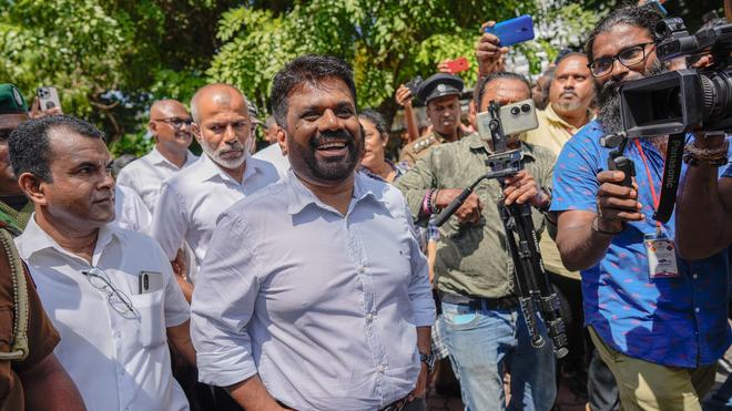 Wahlen in Sri Lanka: Präsidentschaftskandidat Dissanayake spricht nach der Stimmabgabe mit Journalisten. (Fotoarchiv)