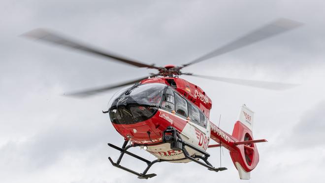 Nach dem Zusammenstoß: Der schwer verletzte Radfahrer wurde mit dem Hubschrauber ins Krankenhaus geflogen. (Symbolbild)