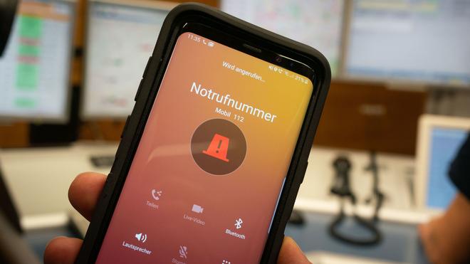 Smartphones: Automatisierte Handy-Notrufe lösen Rettungskräfte aus. (Fotoillustration)