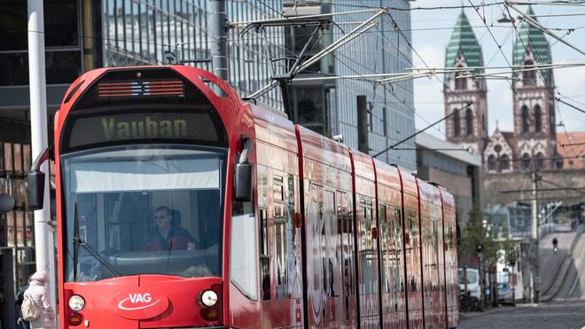 Komplexe Rettung: Ein Junge musste aus einer Notsituation an einer Straßenbahnhaltestelle gerettet werden. (Foto: Illustration)