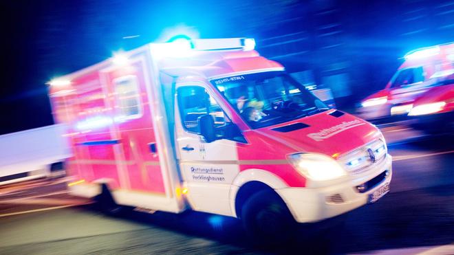 45-Jährige in kritischem Zustand: Die schwer verletzte Frau wurde ins Krankenhaus gebracht. (Symbolbild)