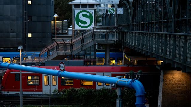 München: Wiesn-Besucher will auf Gleis pinkeln – Zug hält rechtzeitig