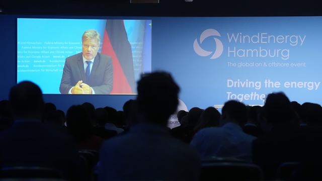 Messe WindEnergy Hamburg: Habeck über Windkraft: Politik hat Aufgabe erfüllt