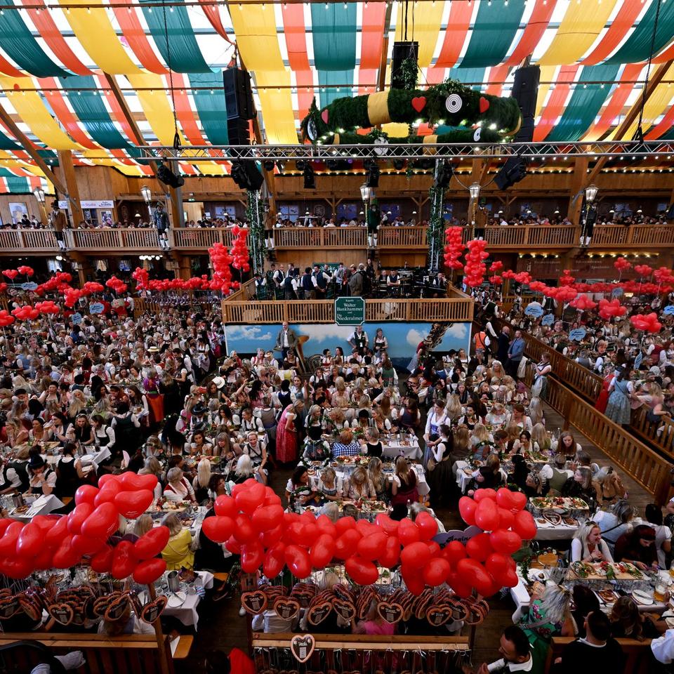 Bierzelt: Oktoberfest - Kleine Zeltkunde | DIE ZEIT