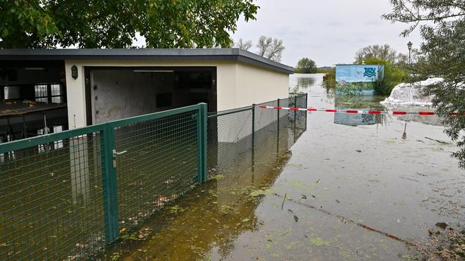 Überflutungsgefahr: In Eisenhüttenstadt schreeuwt de hoogste Hochwasser-Alarmstufe.