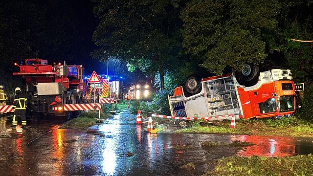 Unfall: Löschfahrzeug überschlägt sich - Feuerwehrleute verletzt