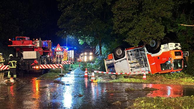 Ongeval: Een tank vol met drie brandweermannen die zelf ook overbelast waren.