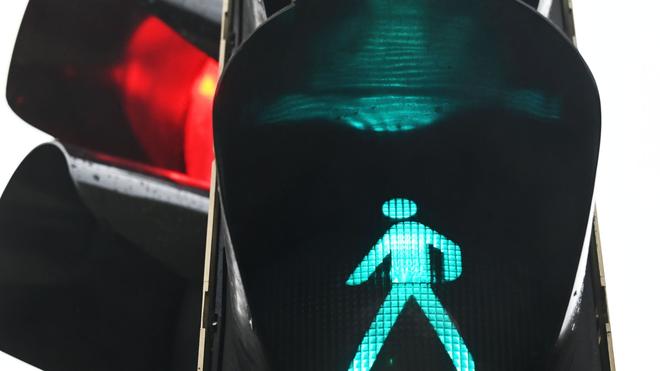 Trend Ampelmännchen: In Kaiserslautern soll künftig Betzi, das Maskottchen des 1. FCK, den Weg leuchten. (Symbool afbeelding)