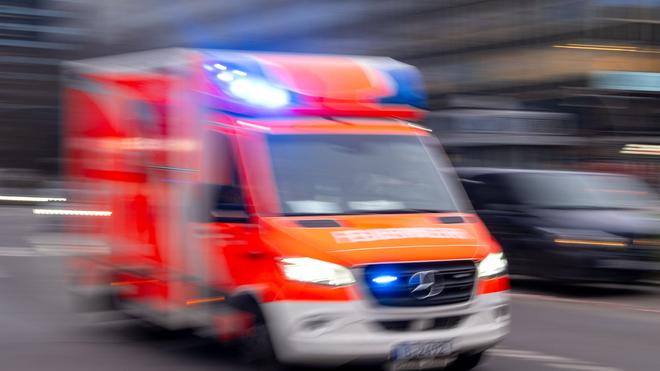 Verkehr: Een Neunjähriger muss nach a Autounfall ins Krankenhaus. (Symbool afbeelding)