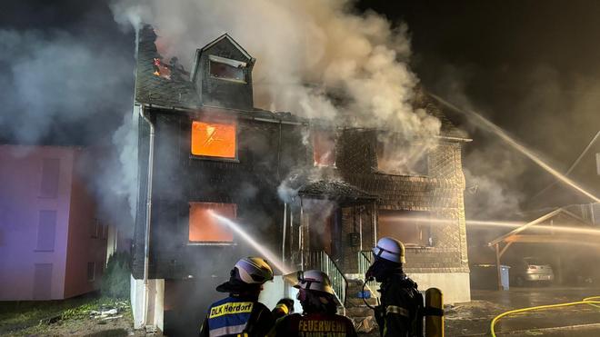 Wohnhausbrand: De politie is uit de kast gekomen, dat is de persoon die 29 jaar lang een vermiste persoon was, terwijl Bewohnerin acteerde. (Symbool afbeelding)