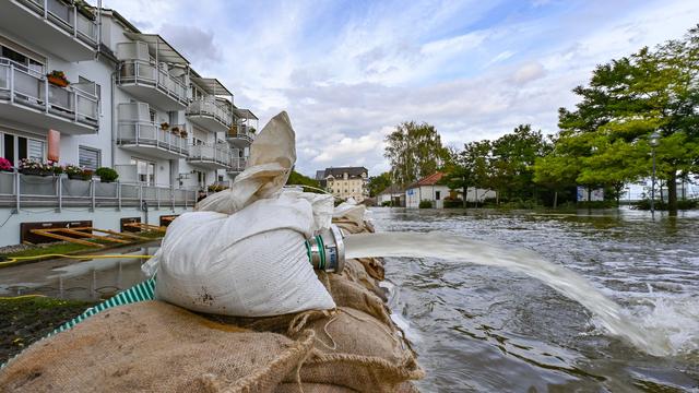 Überflutungen in Brandenburg: Bußgeld für Hochwasser-Touristen - Halten Sandsäcke dicht?