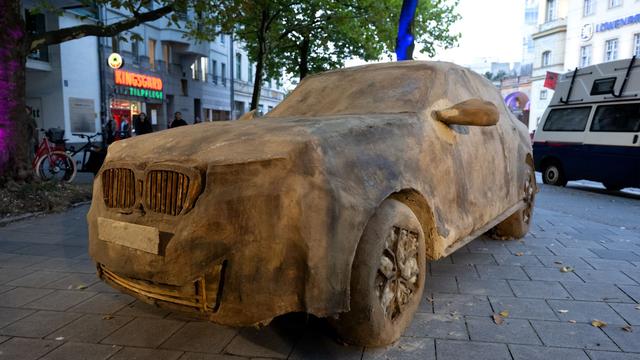 München: Kunst: Verrottende SUV machen auf Versiegelung aufmerksam