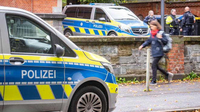 Zugangkont rollen: Een Bonner Schule läuft nach een Drohmail derzeit een groter politie-insatz. (Symbool foto)