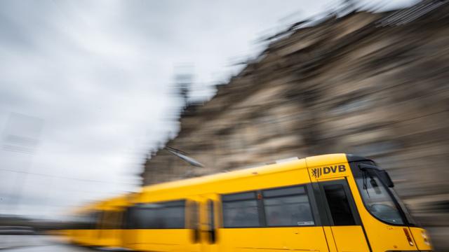 Nahverkehr: Straßenbahnen in Dresden entgleisen nach Zusammenstoß